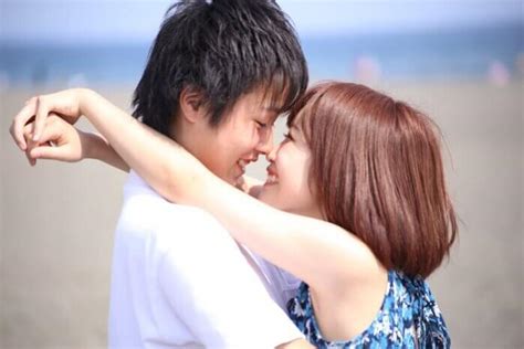 【キス 後ろ姿】の画像素材 